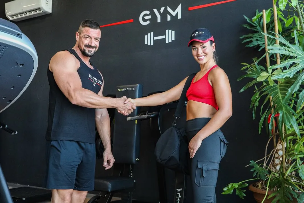 Staff Blackout Gym durante l’accoglienza di una cliente